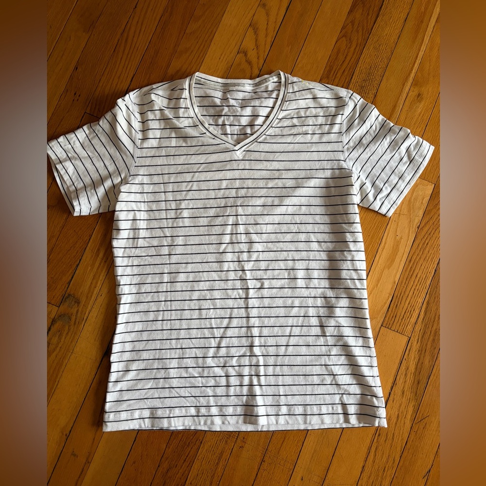 Lululemon Men's White V‑Neck Short Sleeve T‑Shirt w. Thin Black Stripes. Sz L. ?
